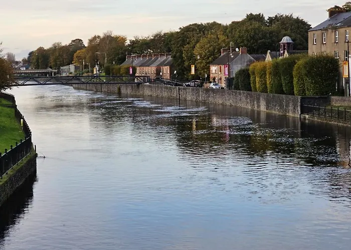 Cozy 2 Bedroom Apartment *